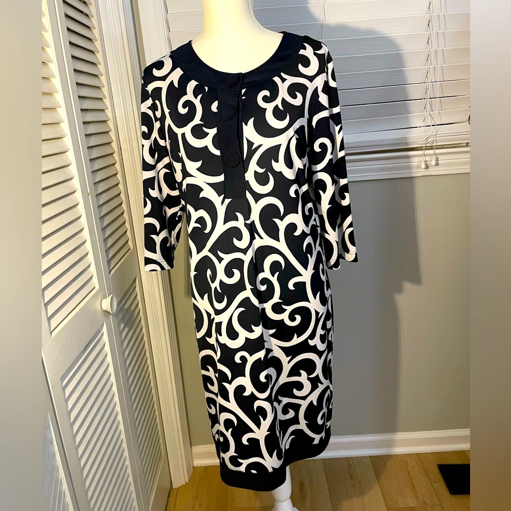 Karin Stevens black and white polyester, geometric print shift dress size 14